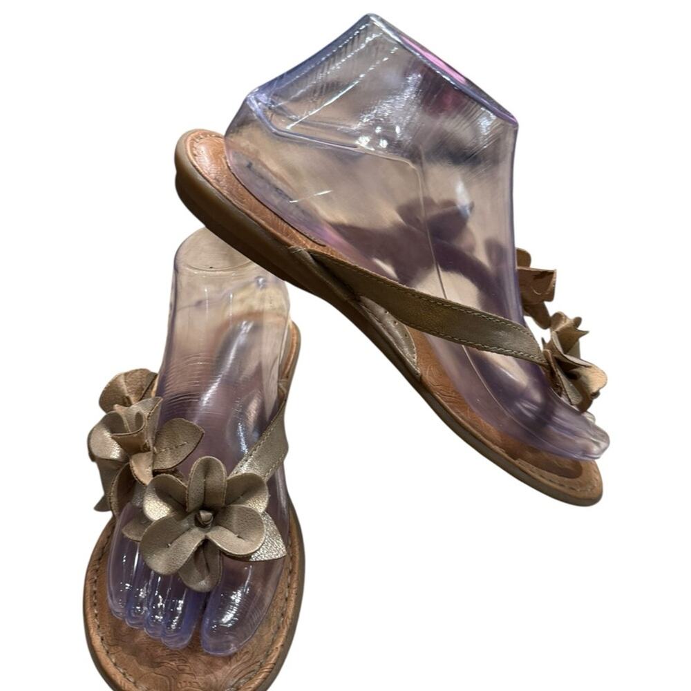 BOC Gold Floral Embellished Leather Thong Sandals Womens Size 7 - Picture 3 of 7